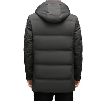 Muška jakna od perja srednje duljine, s uklonjivom kapuljom, zatvarač sprijeda, punilo od bijelog gusjeg pera 86–90%, debeli izolacijski sloj
