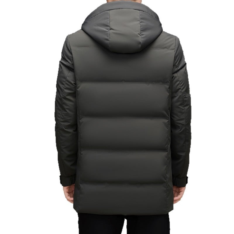 Muška jakna od perja srednje duljine, s uklonjivom kapuljom, zatvarač sprijeda, punilo od bijelog gusjeg pera 86–90%, debeli izolacijski sloj