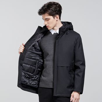 Muško down jakna s kapuljom i stojećim ovratnikom, punilo od bijelog gusjeg perja 86–90%, vodootporna i otporna na vjetar, srednja duljina 65–80 cm, poslovni stil džentlmen