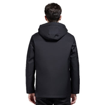 Muško down jakna s kapuljom i stojećim ovratnikom, punilo od bijelog gusjeg perja 86–90%, vodootporna i otporna na vjetar, srednja duljina 65–80 cm, poslovni stil džentlmen