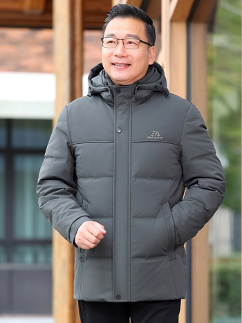 Muška down jakna s odvojivom kapuljom, srednje duljine, topla, punjenje od bijelog patka, vanjski i unutarnji dio od poliestera, zip, stojeći ovratnik, zaštita od hladnoće -20°C do -5°C.