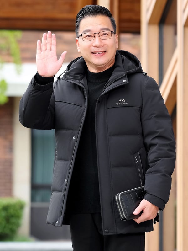 Muška down jakna s odvojivom kapuljom, srednje duljine, topla, punjenje od bijelog patka, vanjski i unutarnji dio od poliestera, zip, stojeći ovratnik, zaštita od hladnoće -20°C do -5°C.