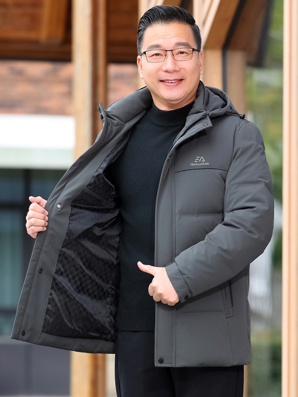 Muška down jakna s odvojivom kapuljom, srednje duljine, topla, punjenje od bijelog patka, vanjski i unutarnji dio od poliestera, zip, stojeći ovratnik, zaštita od hladnoće -20°C do -5°C.