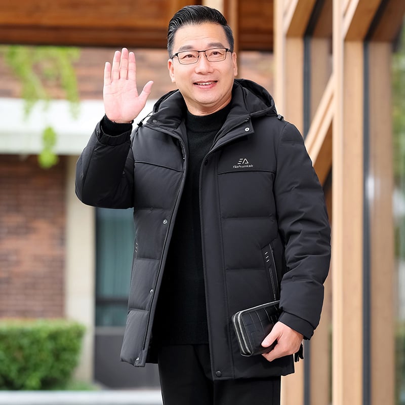 Muška down jakna s odvojivom kapuljom, srednje duljine, topla, punjenje od bijelog patka, vanjski i unutarnji dio od poliestera, zip, stojeći ovratnik, zaštita od hladnoće -20°C do -5°C.