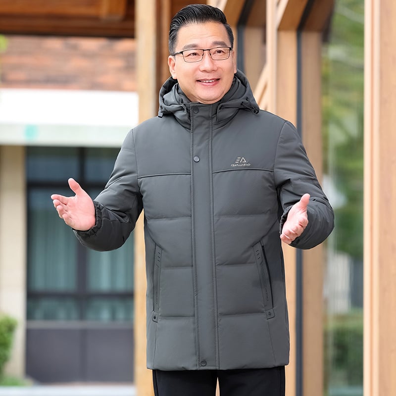 Muška down jakna s odvojivom kapuljom, srednje duljine, topla, punjenje od bijelog patka, vanjski i unutarnji dio od poliestera, zip, stojeći ovratnik, zaštita od hladnoće -20°C do -5°C.