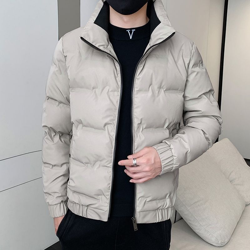 Muška down jakna s minimalističkim dizajnom, reljefna slova, jednobojna, casual, lagana, uski kroj, stojeći ovratnik, zimska jakna
