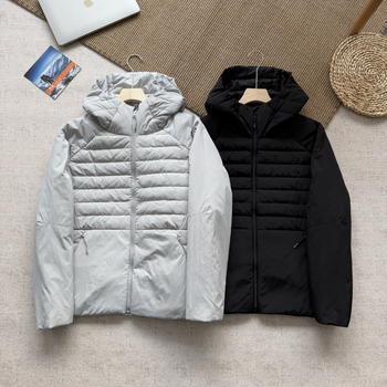 Muška lagana puffer jakna s kapuljom, stojeći ovratnik i zatvarač; punilo od bijelog patka downa 51–55%
