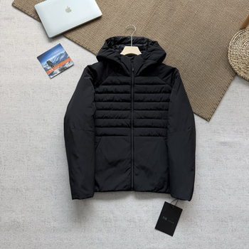 Muška lagana puffer jakna s kapuljom, stojeći ovratnik i zatvarač; punilo od bijelog patka downa 51–55%