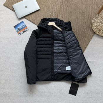 Muška lagana puffer jakna s kapuljom, stojeći ovratnik i zatvarač; punilo od bijelog patka downa 51–55%