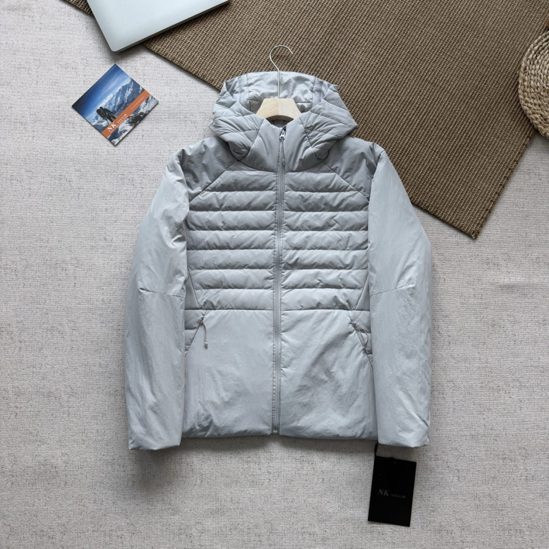 Muška lagana puffer jakna s kapuljom, stojeći ovratnik i zatvarač; punilo od bijelog patka downa 51–55%