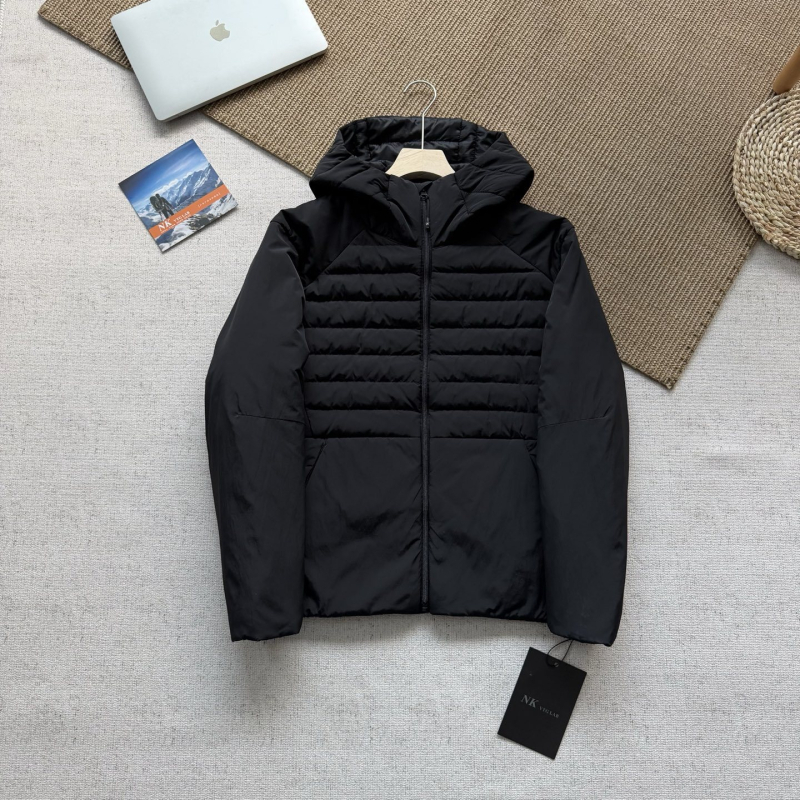 Muška lagana puffer jakna s kapuljom, stojeći ovratnik i zatvarač; punilo od bijelog patka downa 51–55%