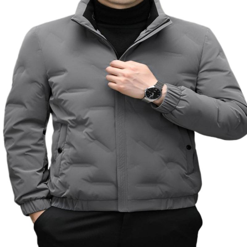 Muška zimska jakna s kapuljom, dugi kroj, lagana i tanka; 81–85% bijelog patka perja; prednji zip; džepovi