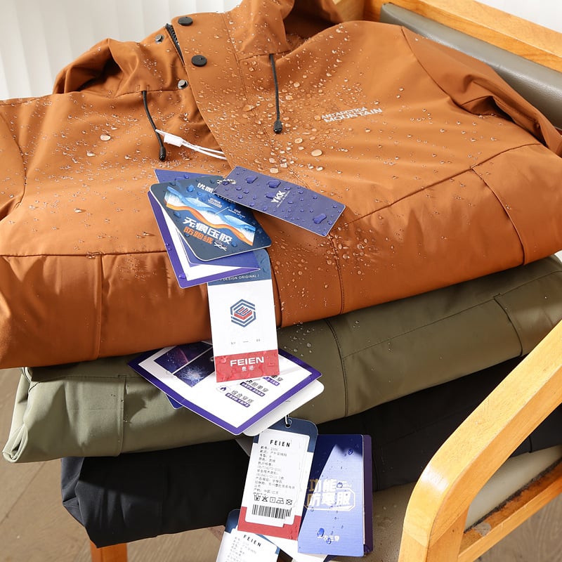 Muška zimska jakna s kapuljačom, sadržaj perja 81–85%, nadomještaj 100–150 g, prozračna, zaštita od hladnoće -30°C do -15°C