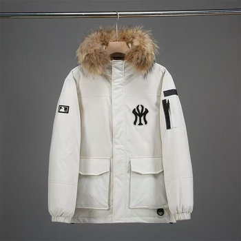 Srednje duga jakna od perja s krznenim ovratnikom i kapuljom, grafenom poboljšana toplina, vodootporna i otporna na vjetar; punilo: bijelo gusje perje 50% i kašmir 30–35%.