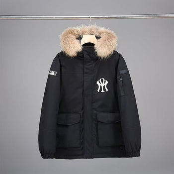 Srednje duga jakna od perja s krznenim ovratnikom i kapuljom, grafenom poboljšana toplina, vodootporna i otporna na vjetar; punilo: bijelo gusje perje 50% i kašmir 30–35%.