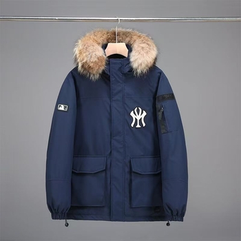 Srednje duga jakna od perja s krznenim ovratnikom i kapuljom, grafenom poboljšana toplina, vodootporna i otporna na vjetar; punilo: bijelo gusje perje 50% i kašmir 30–35%.