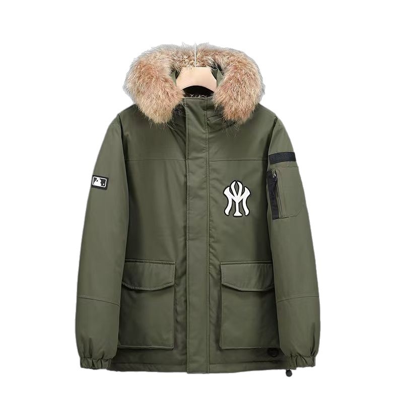 Srednje duga jakna od perja s krznenim ovratnikom i kapuljom, grafenom poboljšana toplina, vodootporna i otporna na vjetar; punilo: bijelo gusje perje 50% i kašmir 30–35%.