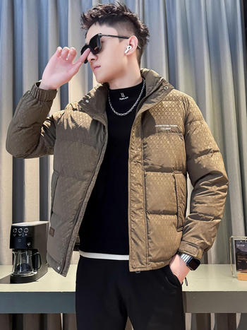 Muška zimska jakna s perjem 2025 – print dizajn, bez kapuljače; punilo bijelo patka 36–40%; glavni materijal: poliester 100%; podstava: poliester 100%; zaštita od hladnoće: normalna (-20°C do -5°C)