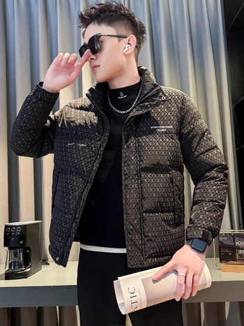 Muška zimska jakna s perjem 2025 – print dizajn, bez kapuljače; punilo bijelo patka 36–40%; glavni materijal: poliester 100%; podstava: poliester 100%; zaštita od hladnoće: normalna (-20°C do -5°C)