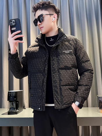 Muška zimska jakna s perjem 2025 – print dizajn, bez kapuljače; punilo bijelo patka 36–40%; glavni materijal: poliester 100%; podstava: poliester 100%; zaštita od hladnoće: normalna (-20°C do -5°C)