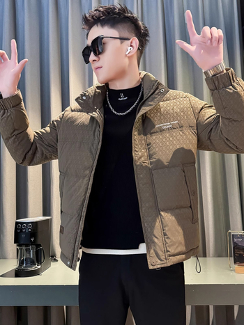 Muška zimska jakna s perjem 2025 – print dizajn, bez kapuljače; punilo bijelo patka 36–40%; glavni materijal: poliester 100%; podstava: poliester 100%; zaštita od hladnoće: normalna (-20°C do -5°C)