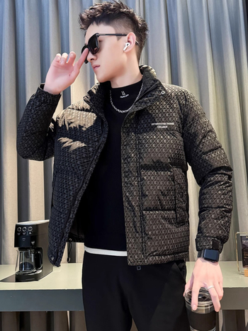 Muška zimska jakna s perjem 2025 – print dizajn, bez kapuljače; punilo bijelo patka 36–40%; glavni materijal: poliester 100%; podstava: poliester 100%; zaštita od hladnoće: normalna (-20°C do -5°C)