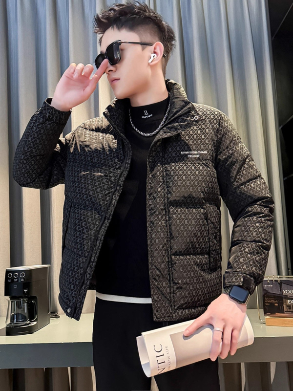 Muška zimska jakna s perjem 2025 – print dizajn, bez kapuljače; punilo bijelo patka 36–40%; glavni materijal: poliester 100%; podstava: poliester 100%; zaštita od hladnoće: normalna (-20°C do -5°C)