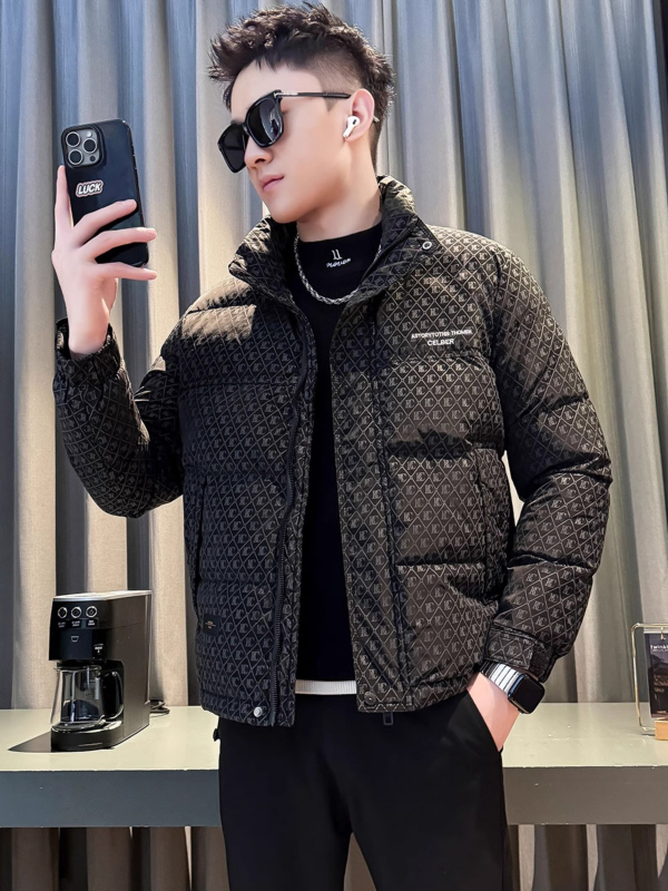 Muška zimska jakna s perjem 2025 – print dizajn, bez kapuljače; punilo bijelo patka 36–40%; glavni materijal: poliester 100%; podstava: poliester 100%; zaštita od hladnoće: normalna (-20°C do -5°C)