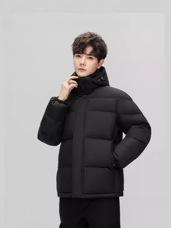 Uniszex téli rövid tollkabát kapucnival, vastagított szigeteléssel; fehér kacsa tolltöltettel 30–35%; -20°C–-5°C védelem; hossz 50–65 cm