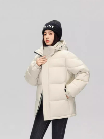 Uniszex téli rövid tollkabát kapucnival, vastagított szigeteléssel; fehér kacsa tolltöltettel 30–35%; -20°C–-5°C védelem; hossz 50–65 cm