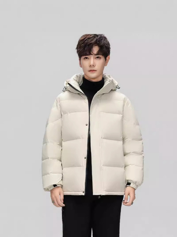 Uniszex téli rövid tollkabát kapucnival, vastagított szigeteléssel; fehér kacsa tolltöltettel 30–35%; -20°C–-5°C védelem; hossz 50–65 cm