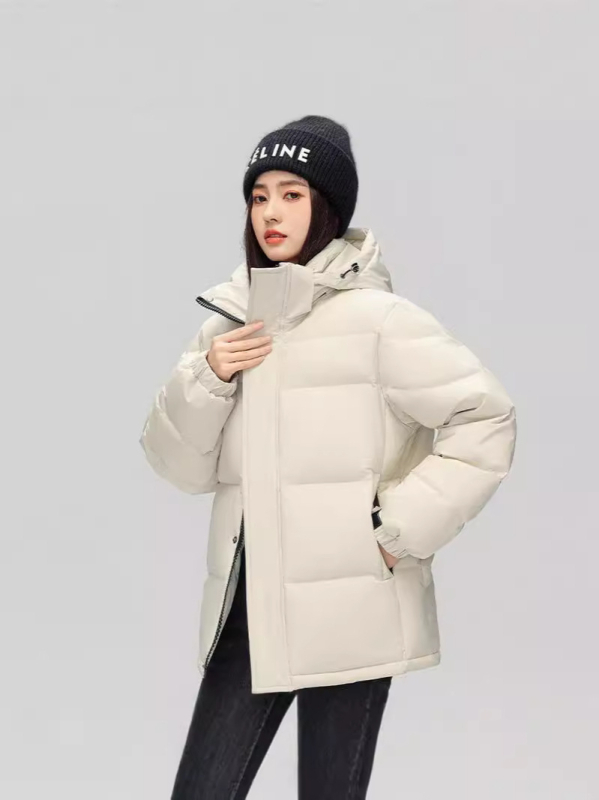 Uniszex téli rövid tollkabát kapucnival, vastagított szigeteléssel; fehér kacsa tolltöltettel 30–35%; -20°C–-5°C védelem; hossz 50–65 cm