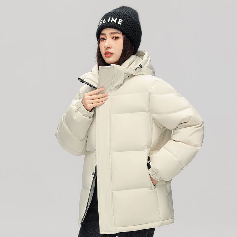 Uniszex téli rövid tollkabát kapucnival, vastagított szigeteléssel; fehér kacsa tolltöltettel 30–35%; -20°C–-5°C védelem; hossz 50–65 cm