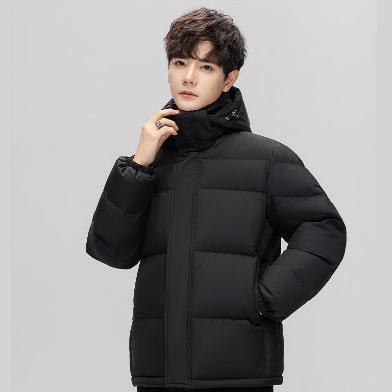 Uniszex téli rövid tollkabát kapucnival, vastagított szigeteléssel; fehér kacsa tolltöltettel 30–35%; -20°C–-5°C védelem; hossz 50–65 cm