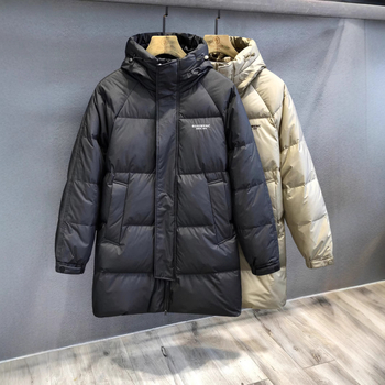 Geacă de iarnă din puf de gâscă alb; lungime extinsă 100 cm+; umplere 150–200 g; putere de puf 550; glugă