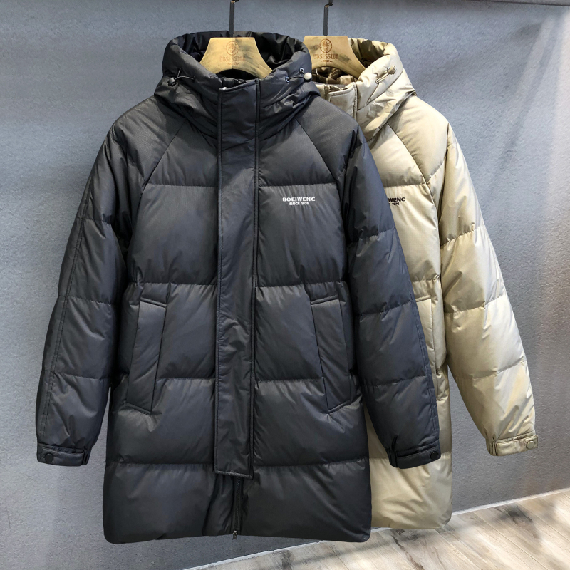 Geacă de iarnă din puf de gâscă alb; lungime extinsă 100 cm+; umplere 150–200 g; putere de puf 550; glugă