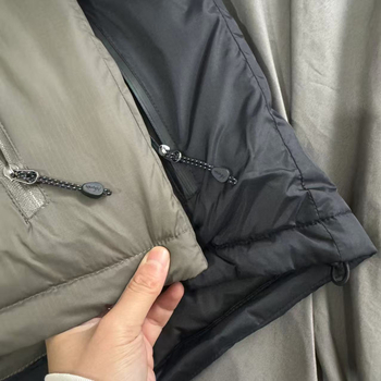 Geacă de puf cu puf de rață 86-90% (210–260 g); cu glugă, lungime medie, guler înalt, fermoar; stil japonez de lucru