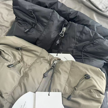 Geacă de puf cu puf de rață 86-90% (210–260 g); cu glugă, lungime medie, guler înalt, fermoar; stil japonez de lucru