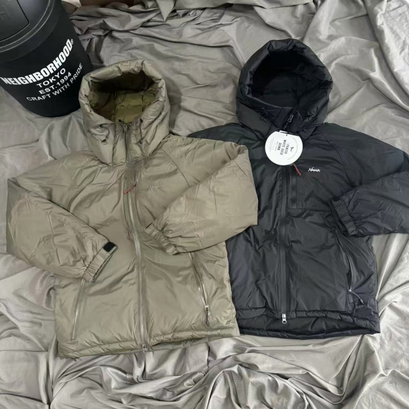 Geacă de puf cu puf de rață 86-90% (210–260 g); cu glugă, lungime medie, guler înalt, fermoar; stil japonez de lucru