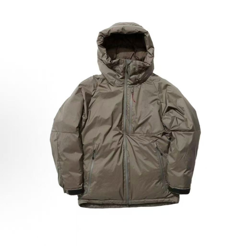 Geacă de puf cu puf de rață 86-90% (210–260 g); cu glugă, lungime medie, guler înalt, fermoar; stil japonez de lucru