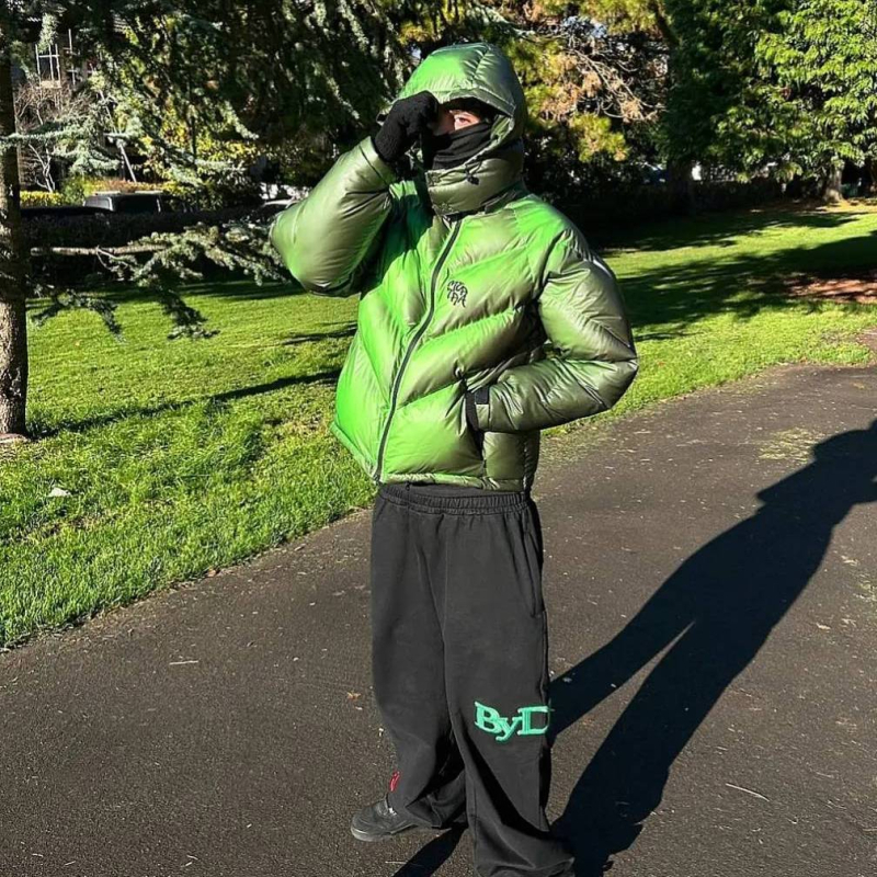 Kapucnis, vastag poliészter-töltésű pamutkabát, Harajuku kardigan stílus, cipzáras zsebek, húzózsinóros alsó, téli 2025