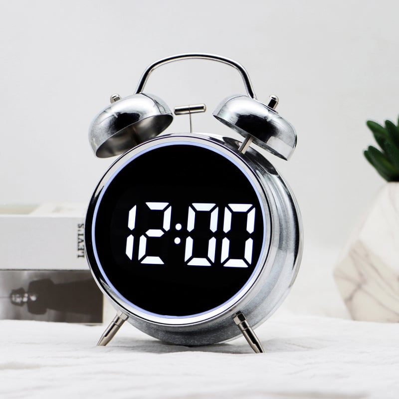 Stolni sat s LED digitalnim zaslonom; jednostrani; metalno kućište; napajanje baterijom; elektronički mehanizam (Mingzhu); debljina 65 mm
