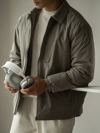 Geacă ușoară din puf, umplutură 90% puf de rață, guler rever, fermoar, croială lungă