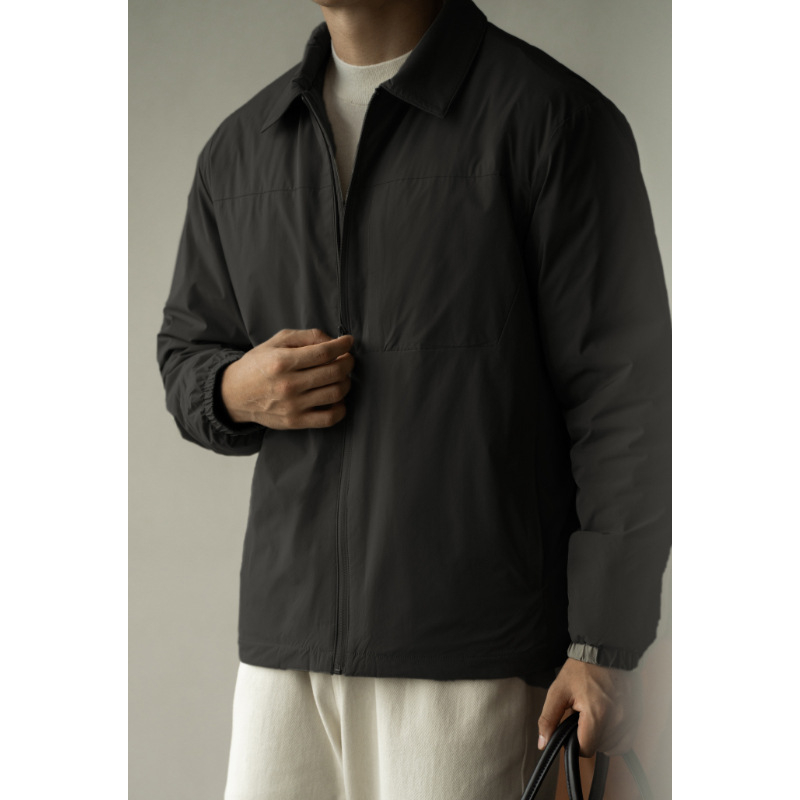 Geacă ușoară din puf, umplutură 90% puf de rață, guler rever, fermoar, croială lungă