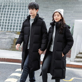 Geacă de iarnă lungă, cu glugă, închidere cu fermoar, umplutură din puf de gâscă 86–90%, lungime extinsă pentru iarnă.