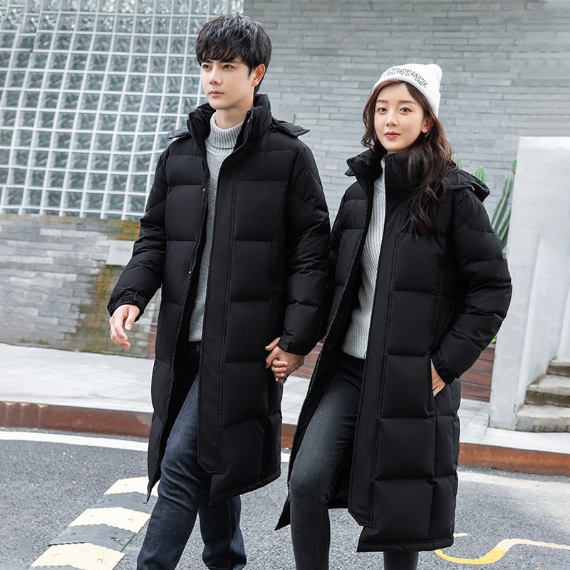 Geacă de iarnă lungă, cu glugă, închidere cu fermoar, umplutură din puf de gâscă 86–90%, lungime extinsă pentru iarnă.