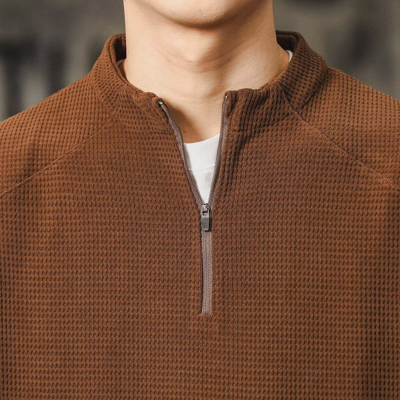 Álló galléros félzip pulóver, poliészter-domináns pamut keverék anyag, hosszú ujjak, laza szabás, kapucni nélküli, bélés nélkül, egyszínű, tavaszra és őszre