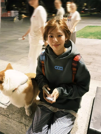 Kapucnis vastag poliészter pulóver 3D-s amerikai betűkkel hímzéssel, állig érő gallérral és cipzárral, patch zsebekkel, laza szabás