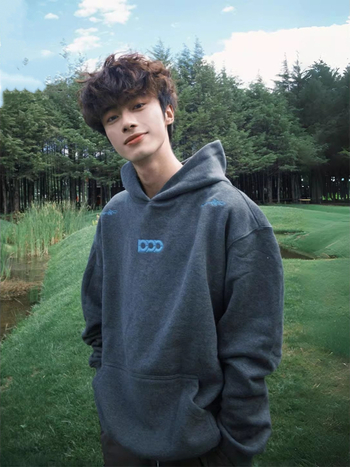 Kapucnis vastag poliészter pulóver 3D-s amerikai betűkkel hímzéssel, állig érő gallérral és cipzárral, patch zsebekkel, laza szabás