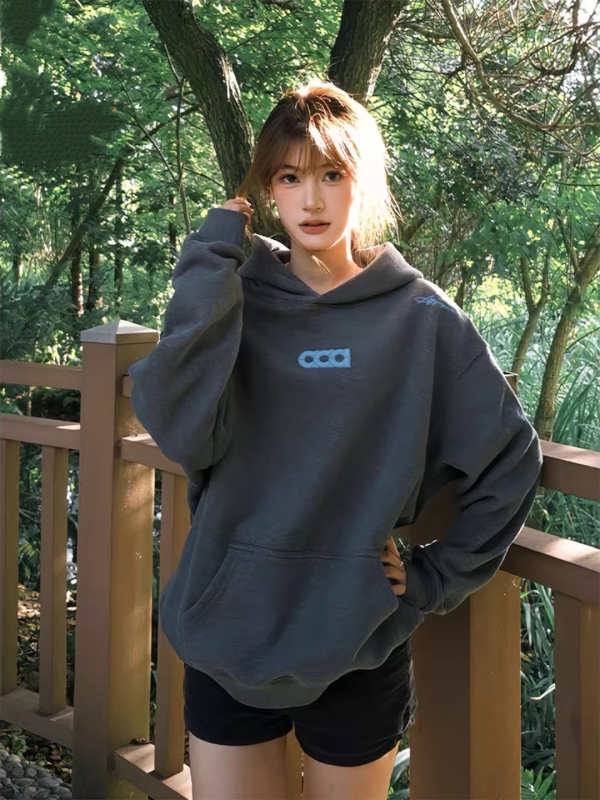 Kapucnis vastag poliészter pulóver 3D-s amerikai betűkkel hímzéssel, állig érő gallérral és cipzárral, patch zsebekkel, laza szabás